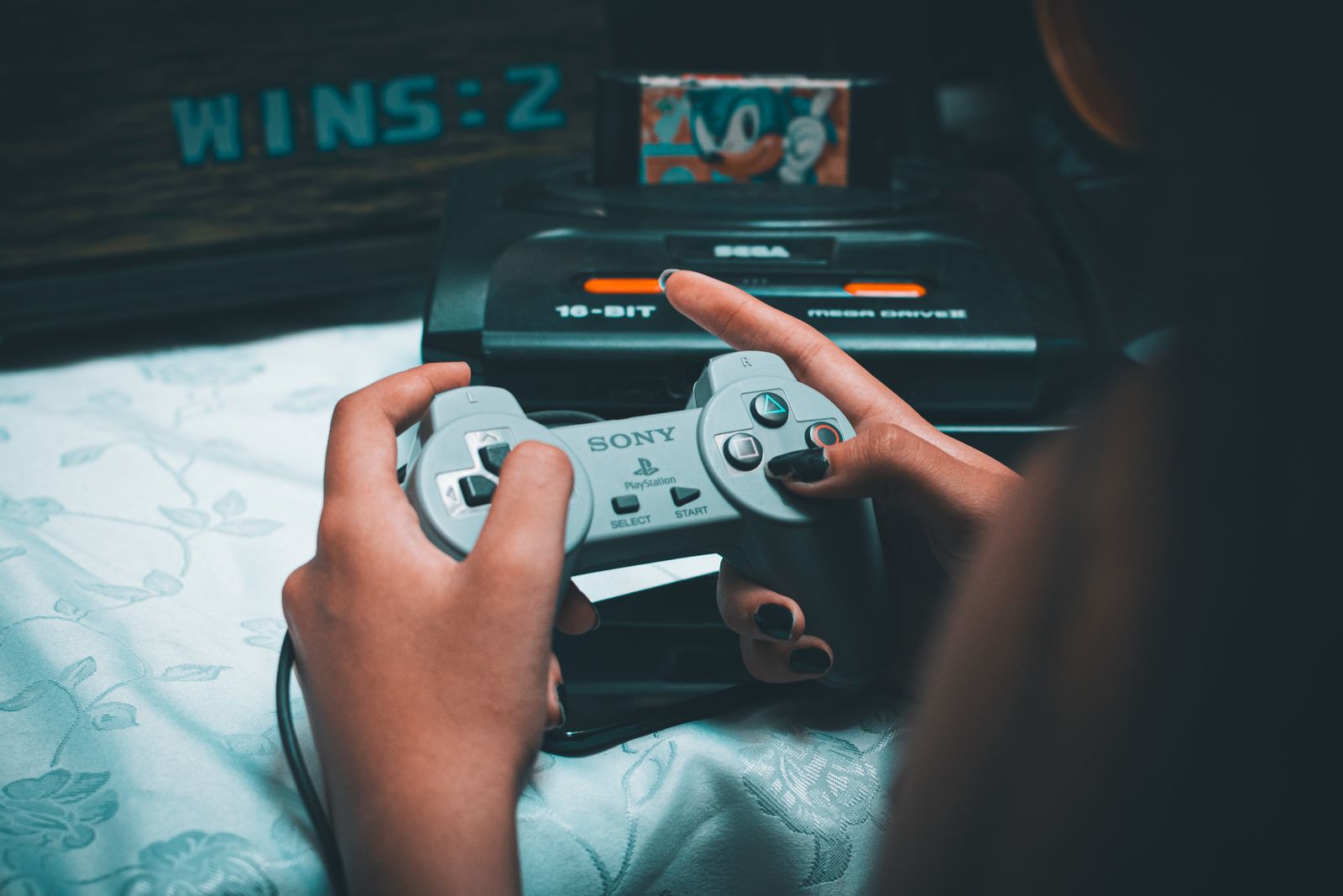 Console de videogame ao lado de um televisor