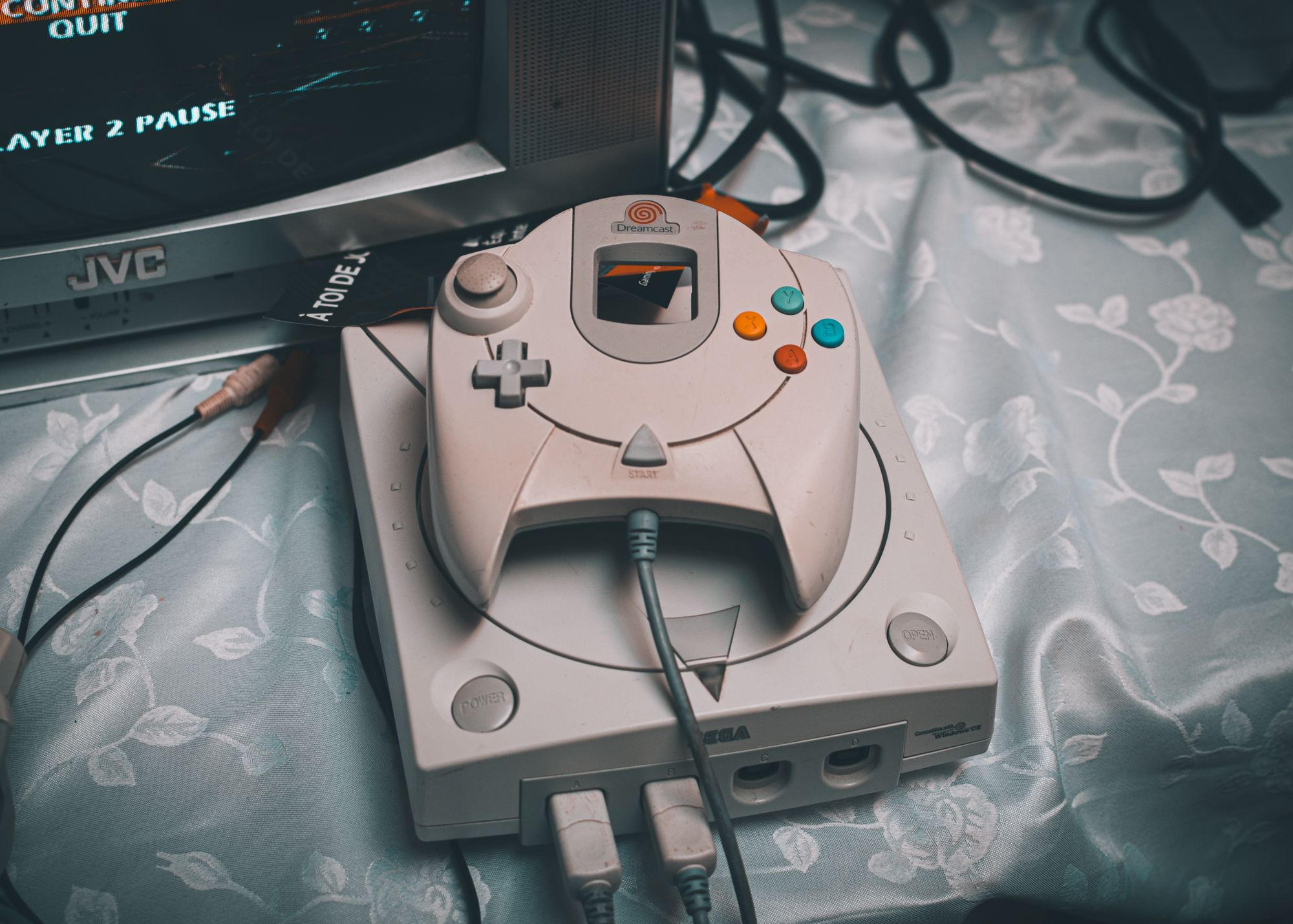 Televisor CRT antiguo con un control de videojuegos sobre una mesa en una habitación oscura