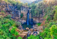 郁郁葱葱的森林瀑布在印度尼西亚西爪哇岛的壮丽鸟瞰图