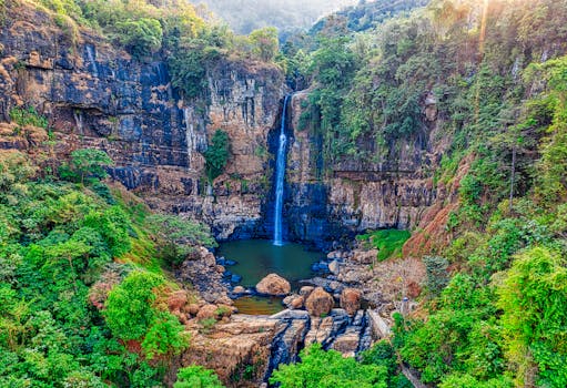 郁郁葱葱的森林瀑布在印度尼西亚西爪哇岛的壮丽鸟瞰图
