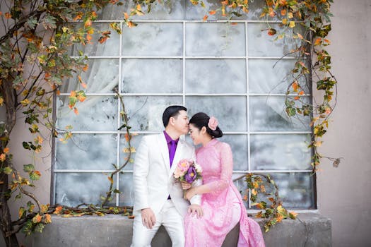 一对身着婚纱的浪漫情侣在秋叶装点的户外深情相拥