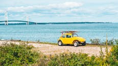 麦基诺桥附近海边，黄色甲虫和冲浪板构成一道风景