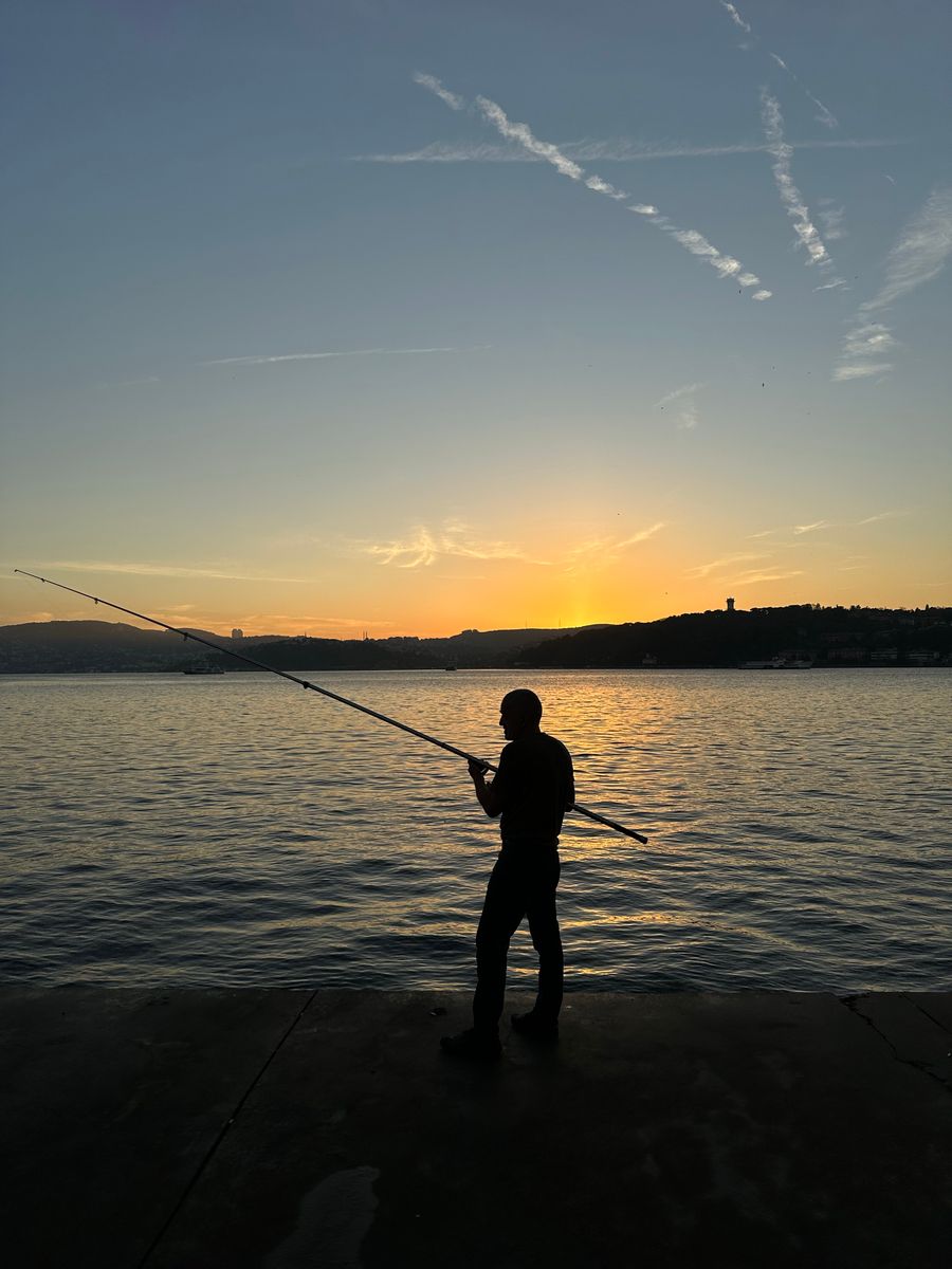 Pesca deportiva al atardecer en el mar