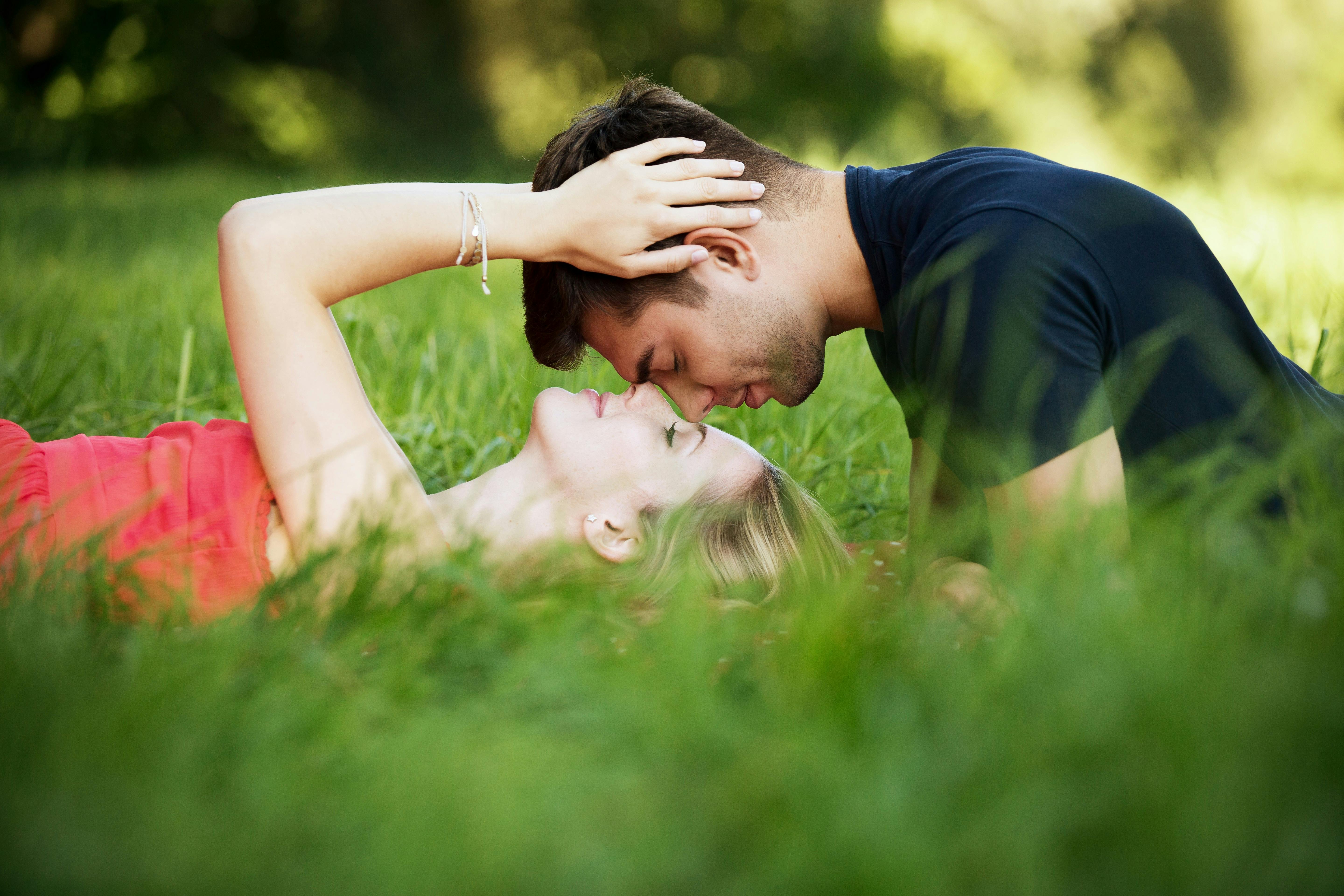 Couple lying on grass | Photo: Pexels