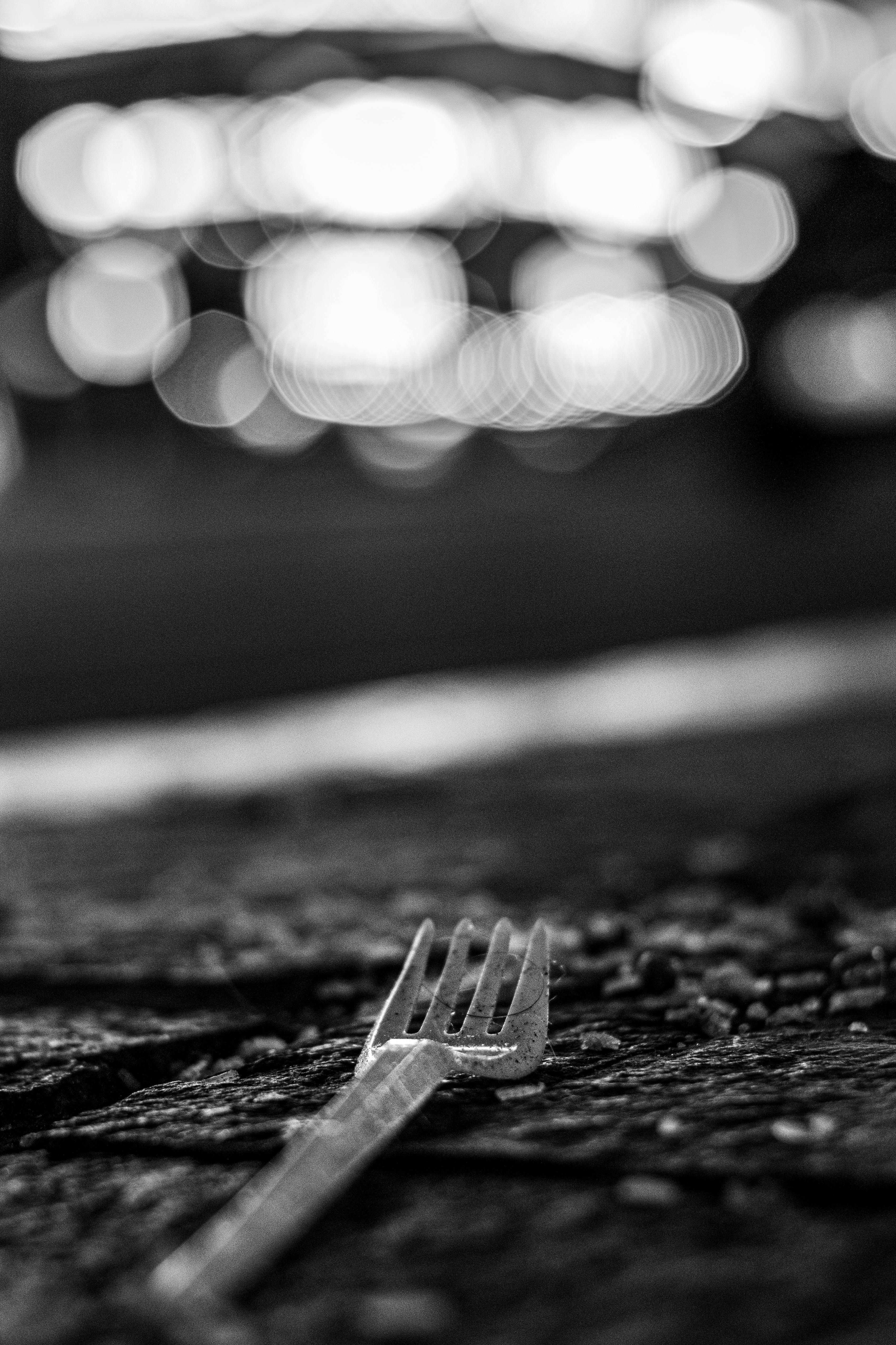 Zadarmo Čierna A Biela Vidlička Na Mestskej Ulici V Noci Fotka z fotobanky