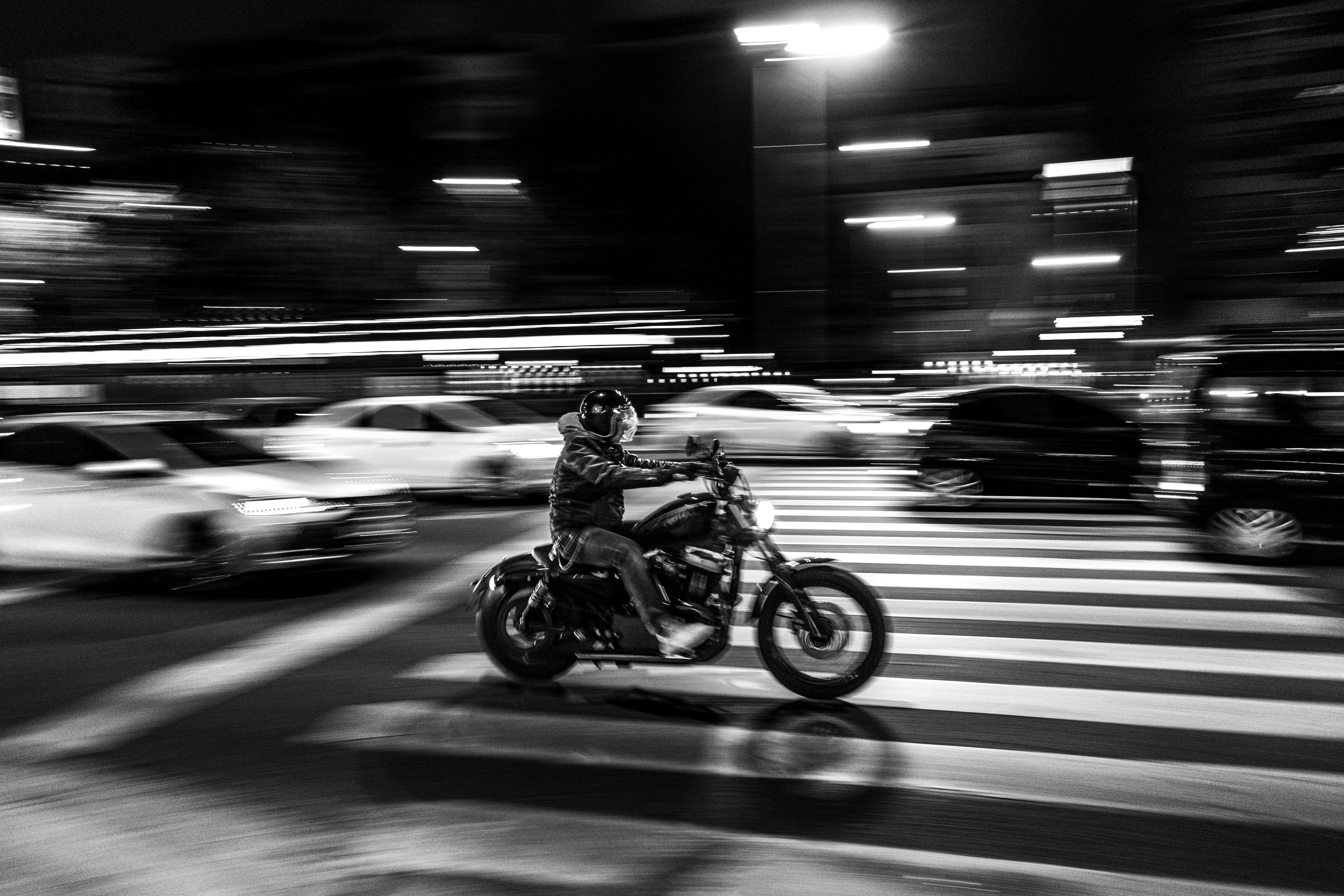 ダイナミックな白黒バイクの夜景