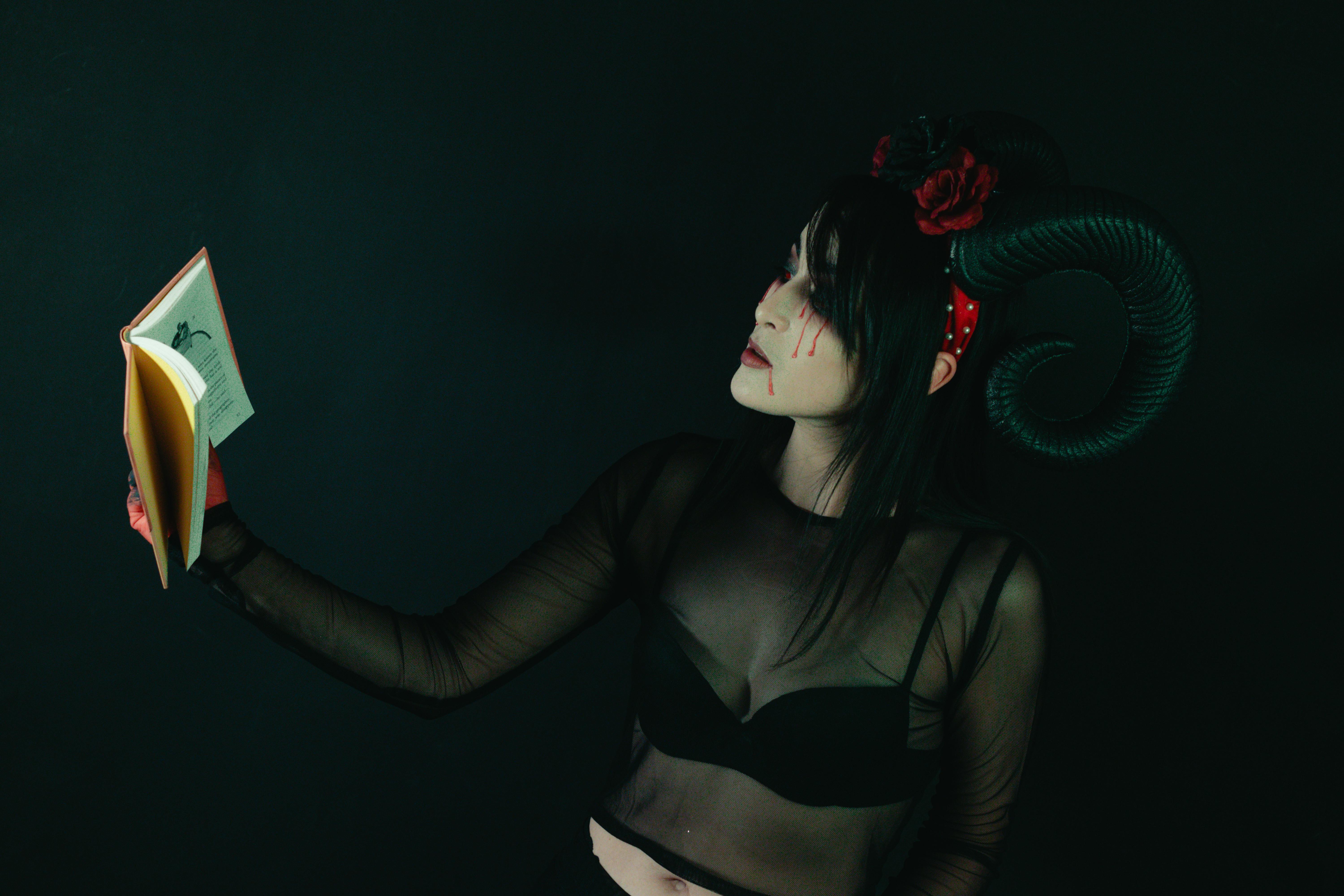 Gratuit Portrait Dramatique D'une Femme En Costume D'halloween Photos