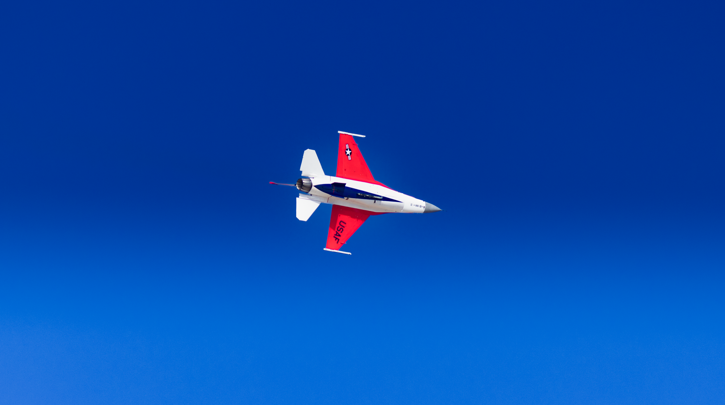 Dynamic Jet Performing Aerial Maneuvers · Free Stock Photo