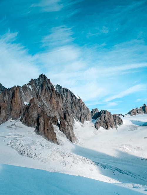 бесплатная Снежный покров на горных склонах Стоковое фото
