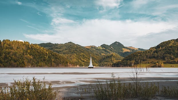 宁静的风景中，有宁静的山间湖泊和远处引人注目的尖顶