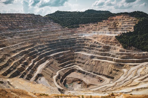 gratis Mijnbouwopgraving Op Een Berg Stockfoto