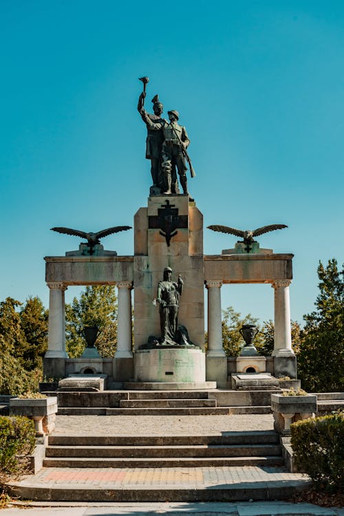 Posągi I Pomniki Zbudowane Jako Punkt Orientacyjny