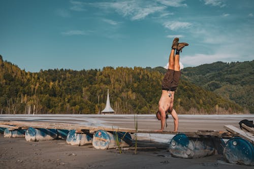 Man Doet Handstand Op Houten Planken