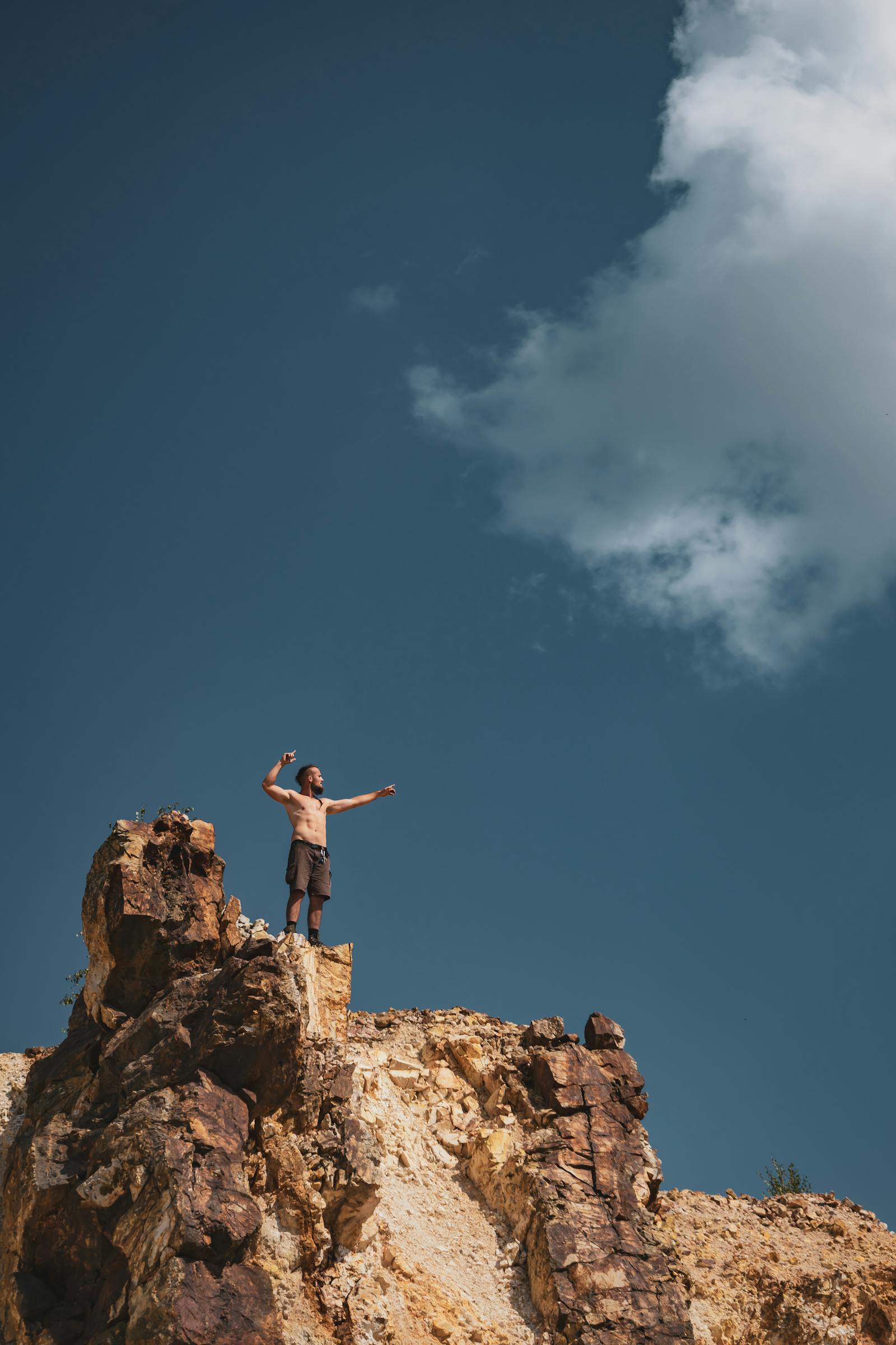 男人和女人站在悬崖上 · 免费素材图片