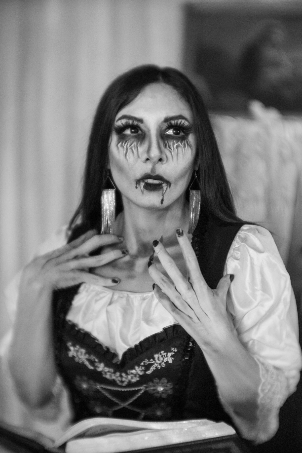 Mujer con disfraz de vampira y maquillaje dramático para Halloween