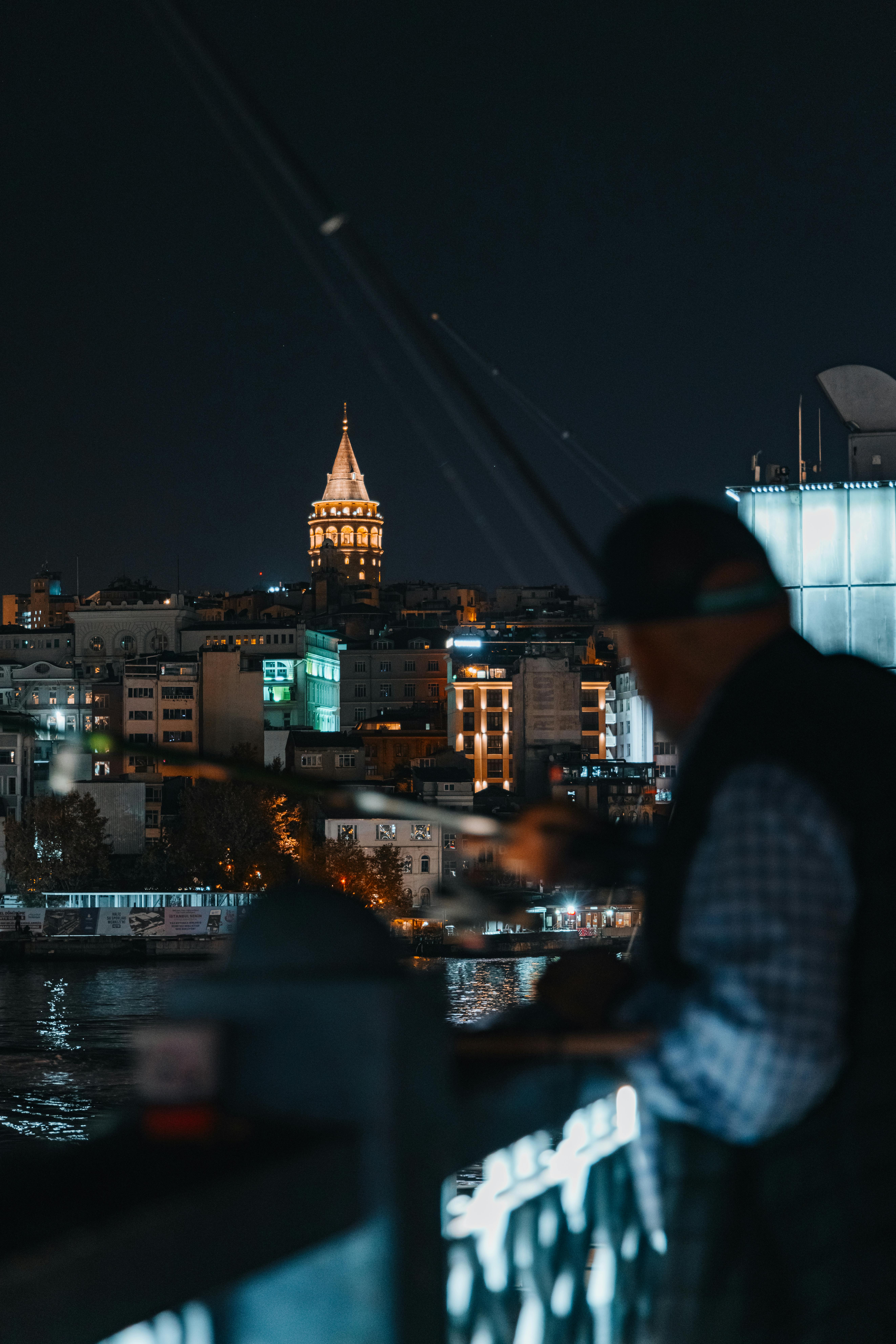 免费 从伊斯坦布尔大桥看加拉塔塔的夜景 素材图片