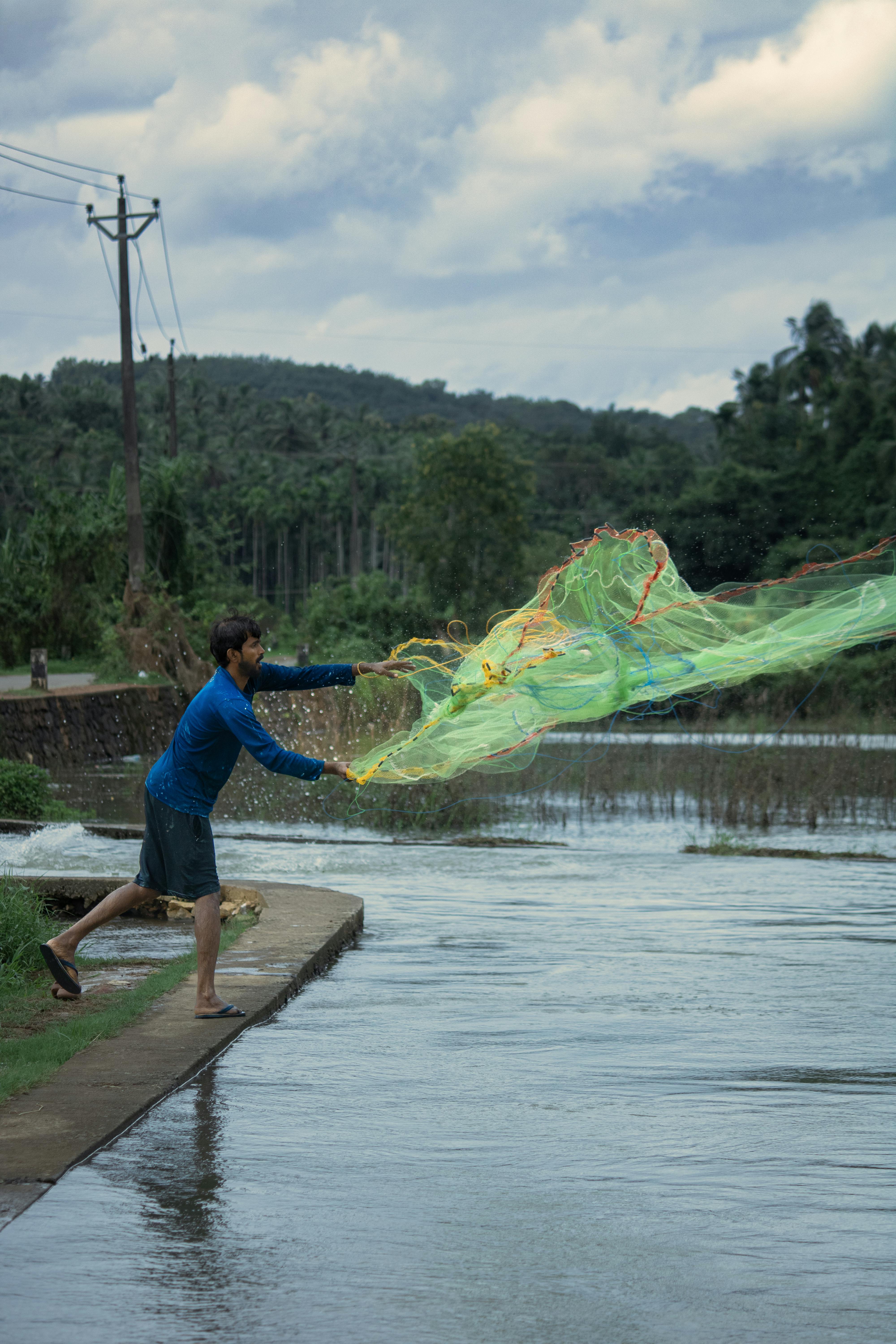 free-photo-of-fisherman-casting-net-in-scenic-kerala-river.jpeg?auto\u003dcompress\u0026cs\u003dtinysrgb\u0026dpr\u003d1\u0026w\u003d500