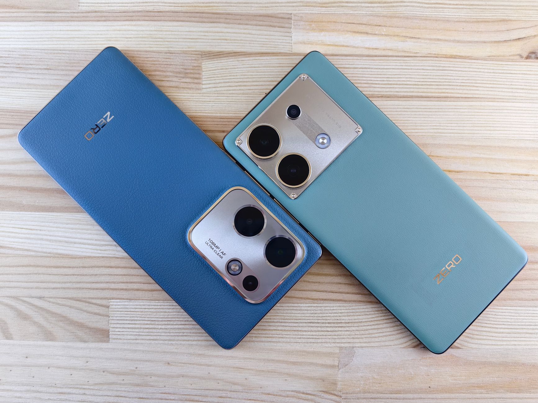 手機3D拍攝配件:雙鏡架對位全指南 Pair of sleek smartphones with dual camera lenses on wooden background.