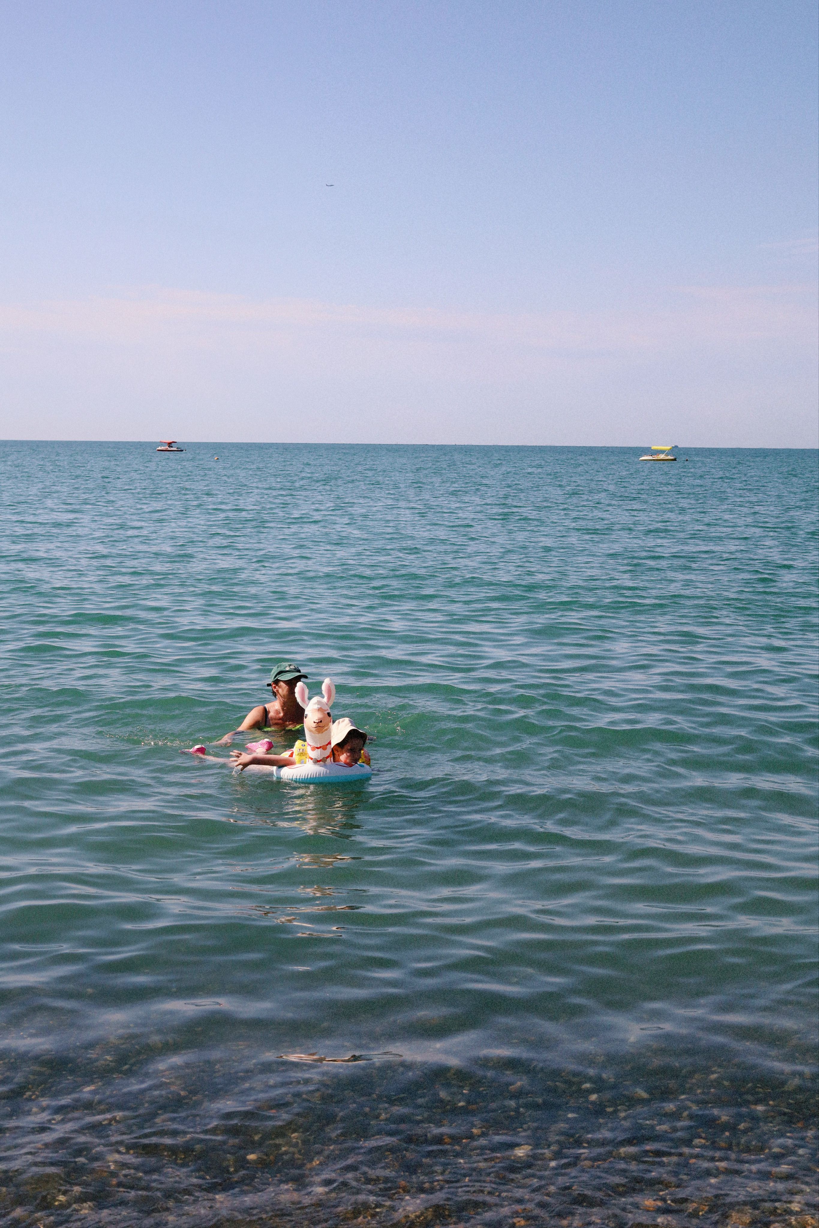 Familie la plajă vara, vacanță cu copii