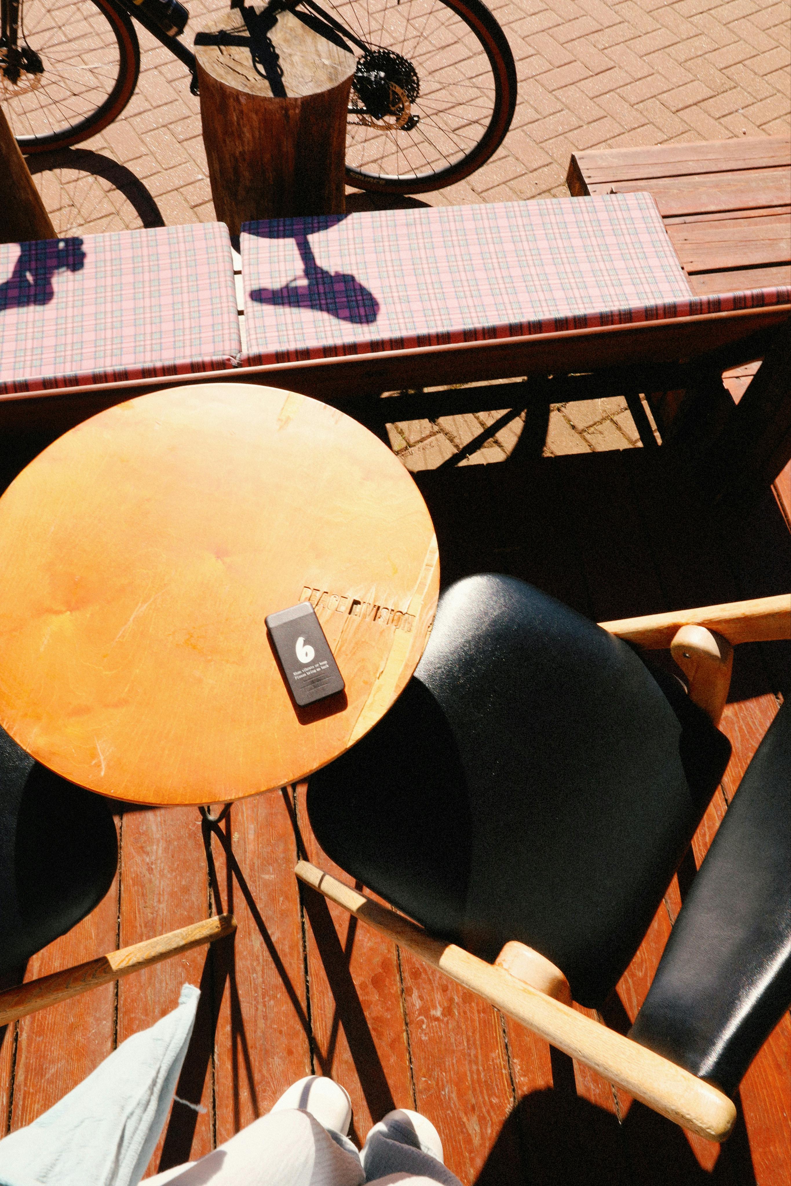 De franc Seients De Cafeteria A L'aire Lliure Amb Ombra De Bicicleta Foto d'estoc