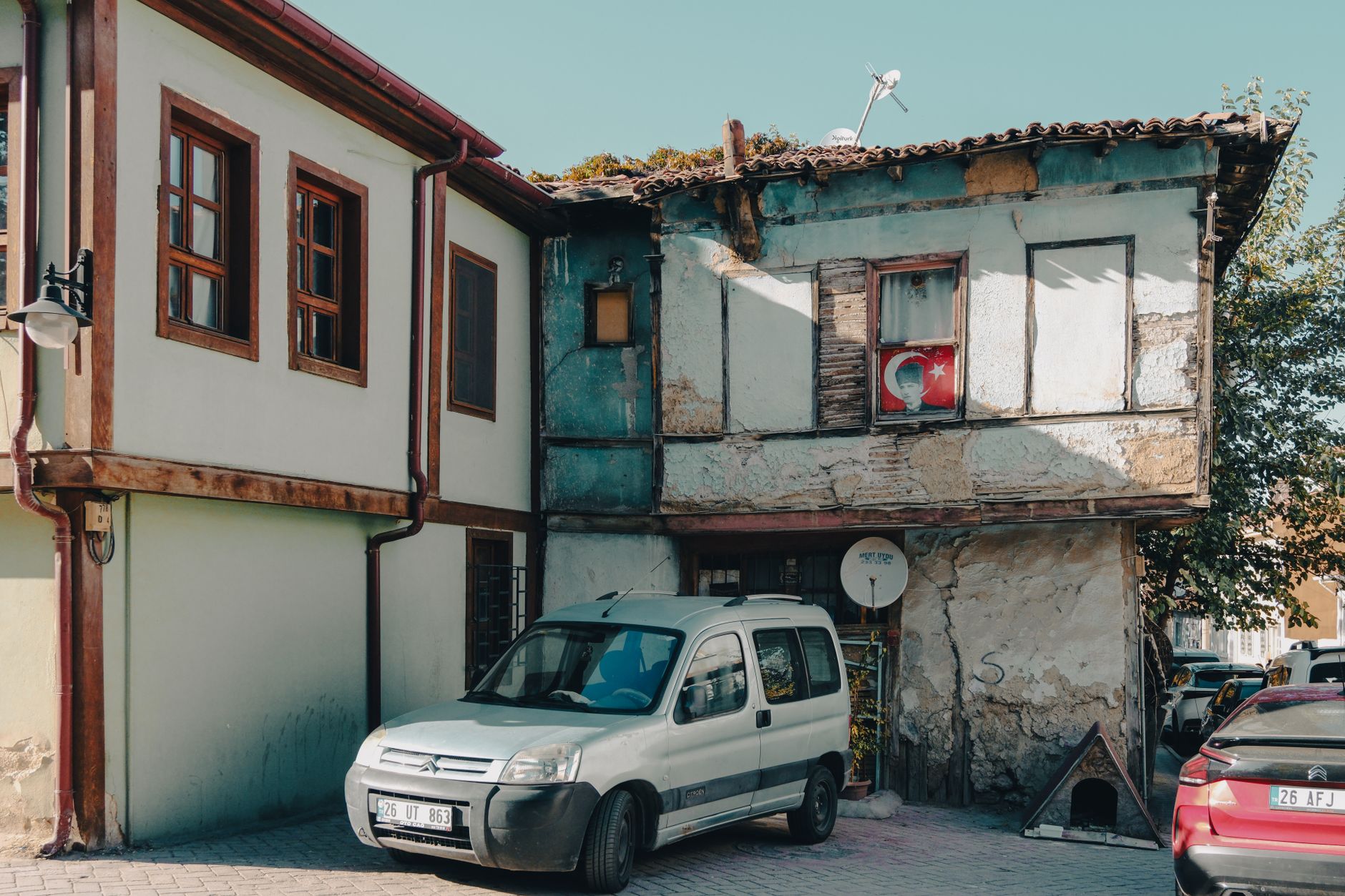Doesburg'da bir evin cephesine çarpan otomobilin neden olduğu hasar
