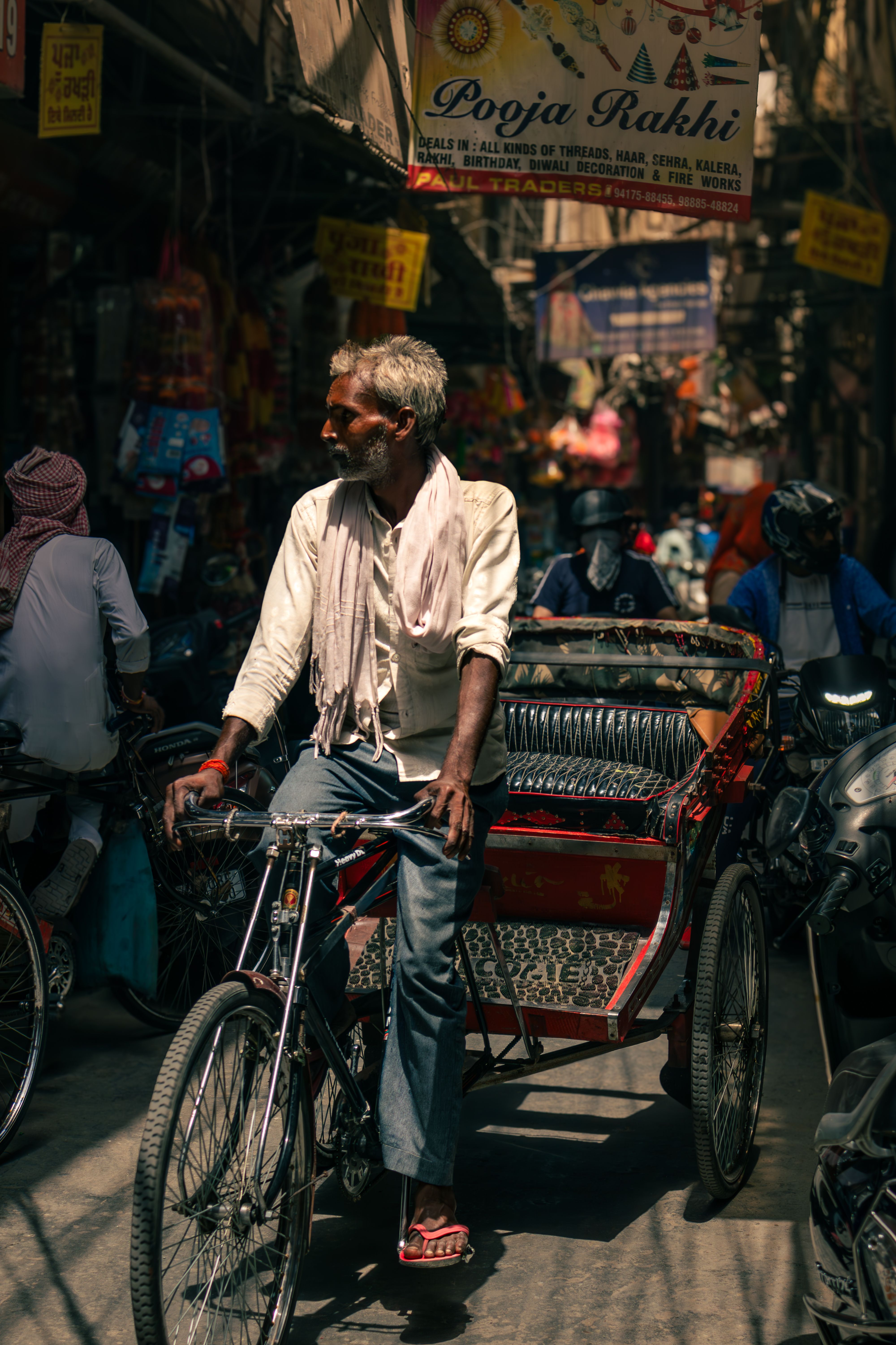 Conductor De Rickshaw En Una Calle Muy Transitada De Jalandhar · Foto ...