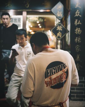 晚上，一群穿着休闲装的男人站在一家灯火通明的商店外