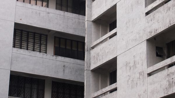 Cobertura Vão: fachada cinza de edifício de apartamentos