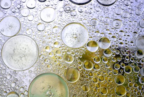 Free Vibrant macro shot of oil bubbles on water, creating a colorful abstract pattern. Stock Photo