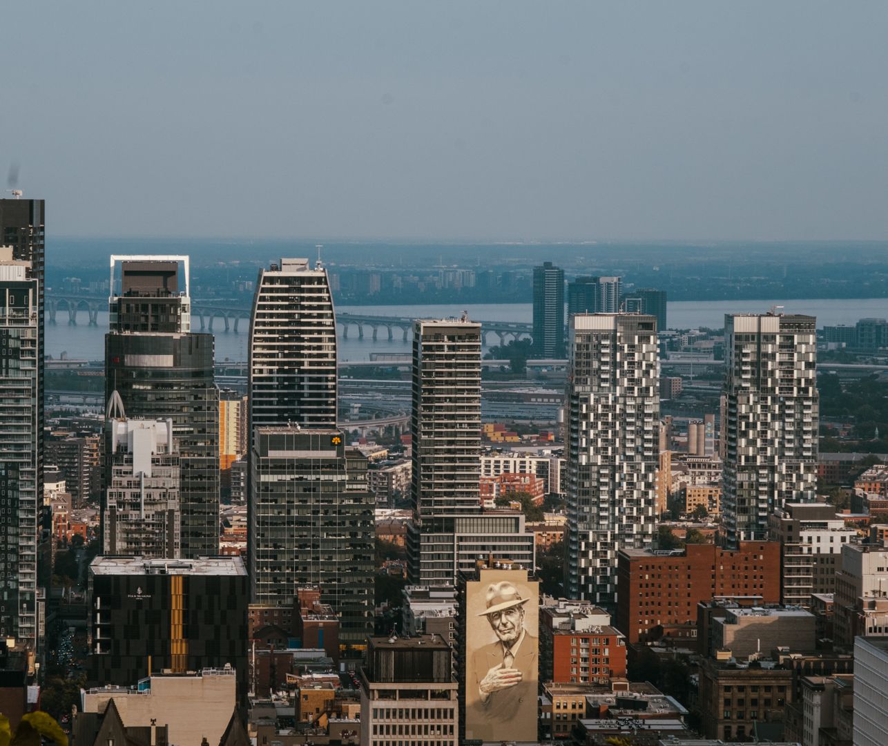 Vue aerienne du pont Jacques-Cartier entre Longueuil et Montreal — SEO local Rive-Sud