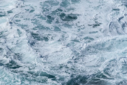 迷人的海浪特写创造出动态的图案和纹理