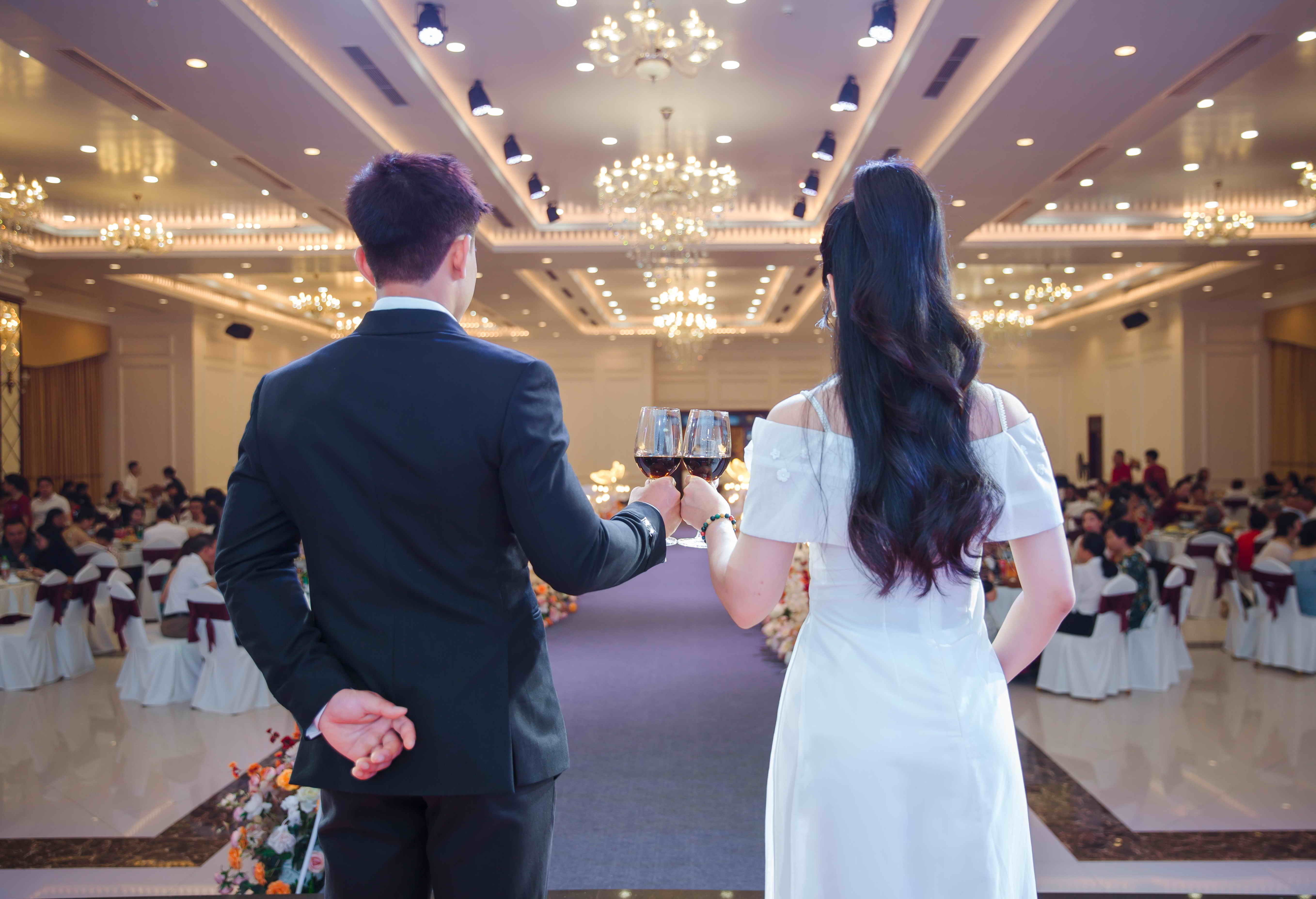 Elegant Wedding Reception with Toasting Couple · Free Stock Photo
