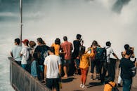 一群游客在瑞士的观景台上拍摄雄伟的莱茵瀑布