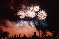 多特蒙德的夜空中，令人着迷的烟花表演照亮了新年