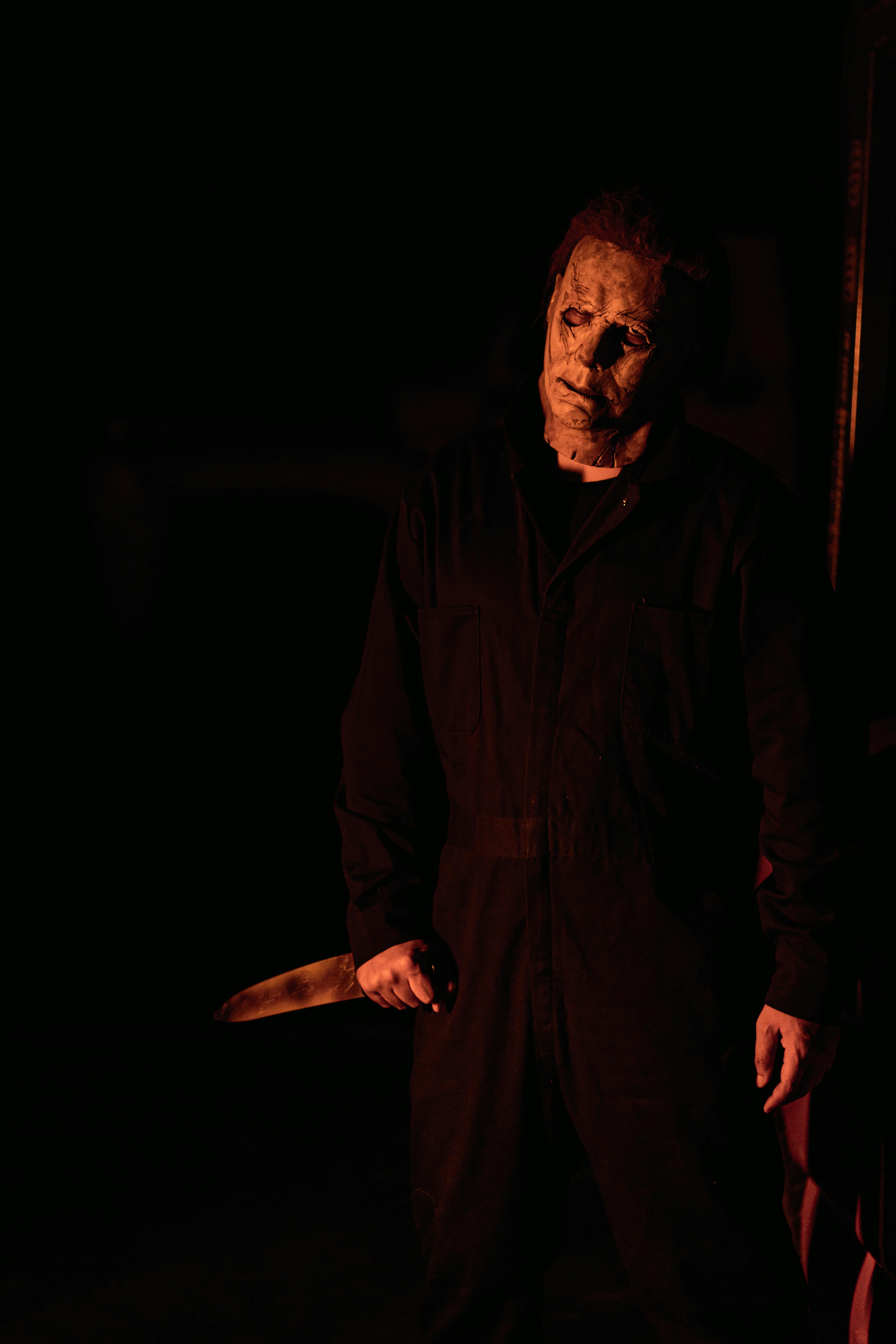 Gratis Sosok Bertopeng Memegang Pisau Di Latar Bayangan Foto Stok