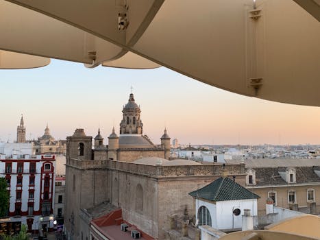 日落时分，塞维利亚的建筑遗产呈现出迷人的景色，其地标尤为突出