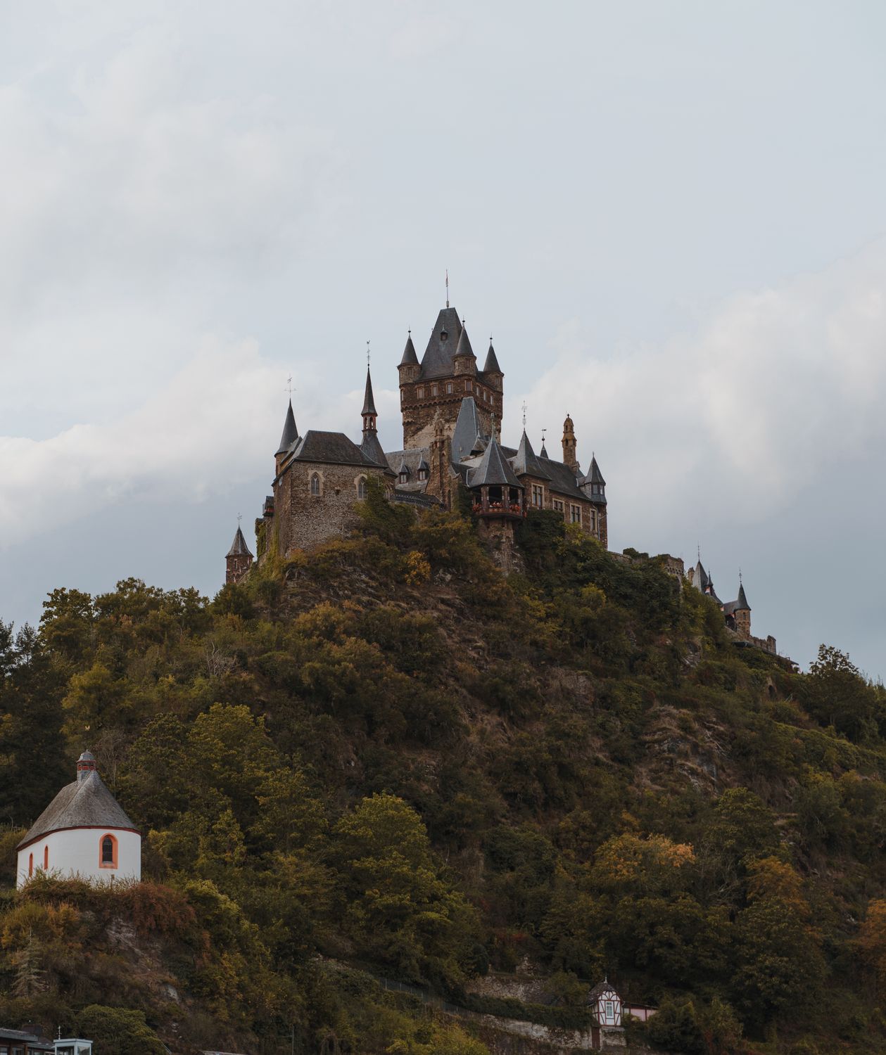 Majestic Castle atop a Scenic Hill · Free Stock Photo