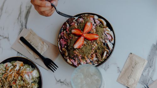 Free A delightful dessert bowl topped with fresh strawberries, perfect for a sweet treat. Stock Photo