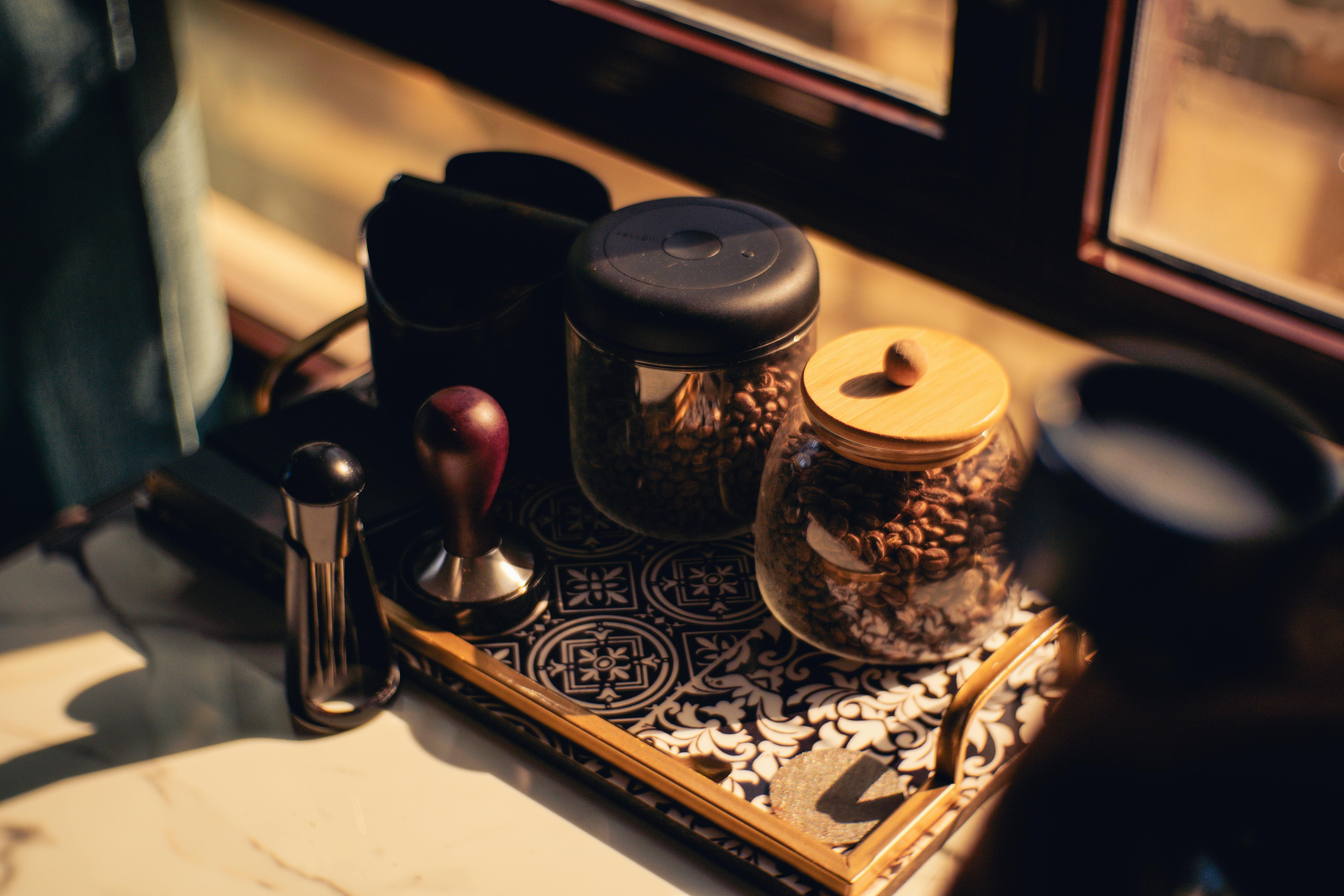 Set de préparation espresso avec tasseur café et grains sur plateau décoratif