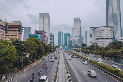 在道路上行駛的車輛的廣角攝影