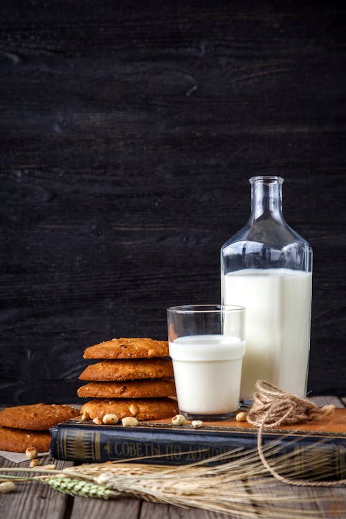 Bouteille De Lait à Côté Des Cookies