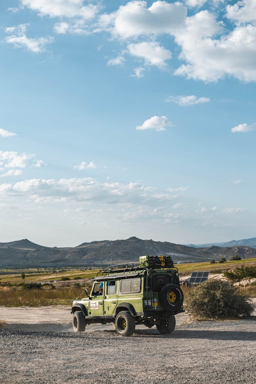 Yeşil Jeep Toprak Yolda Park Edildi