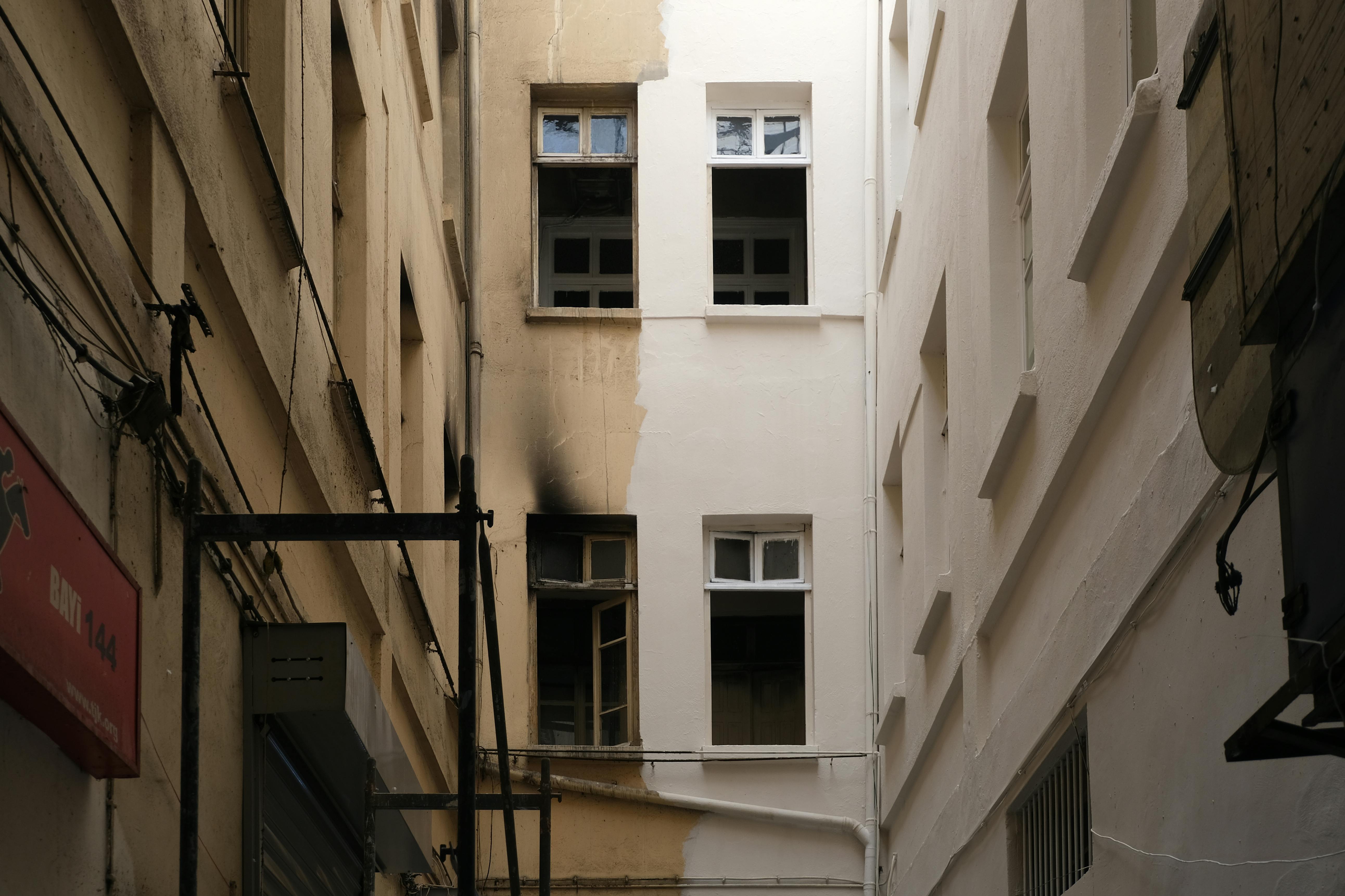 Gratis Urban Smug Med Høye Gamle Bygninger Arkivbilde