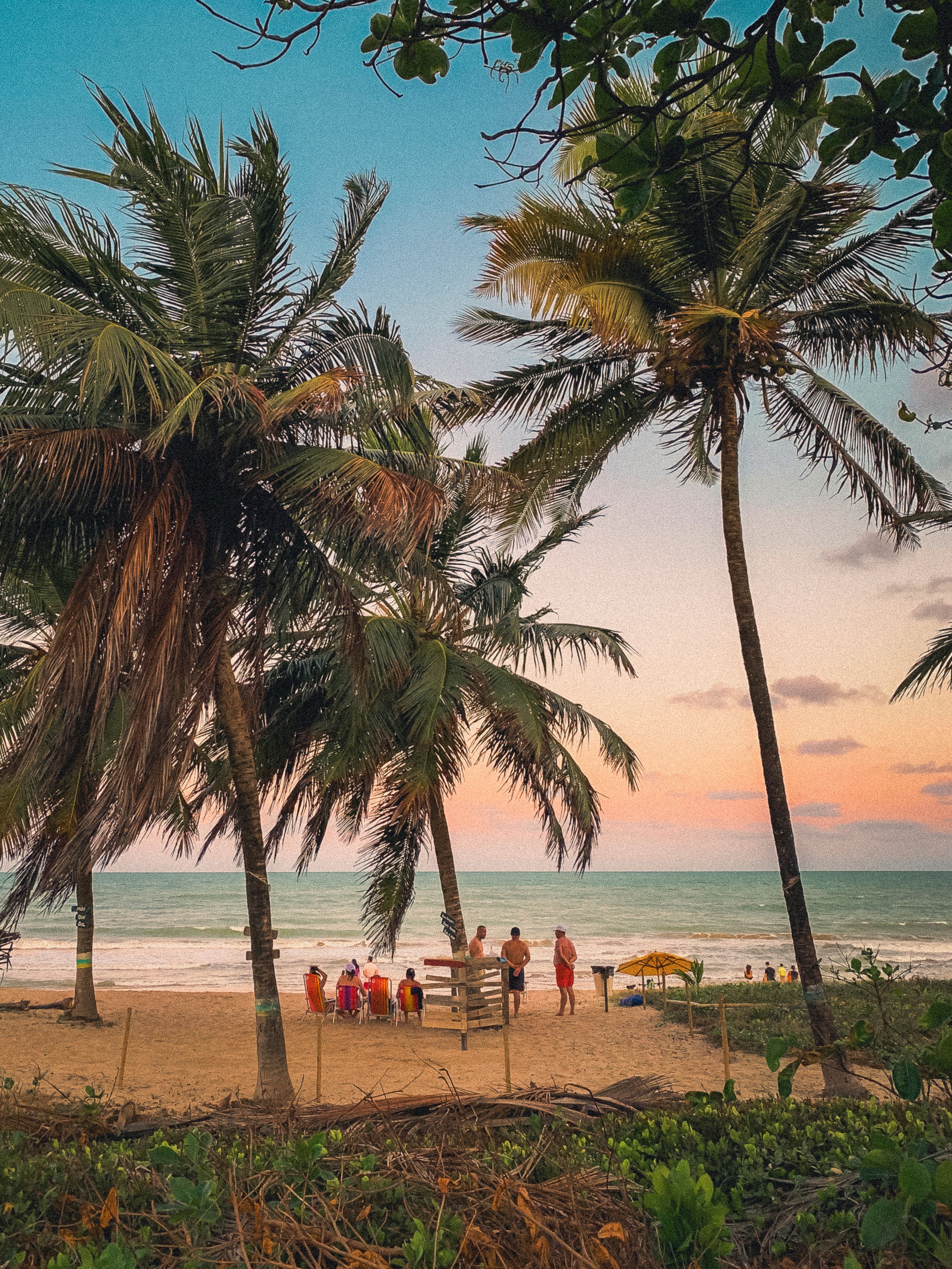 Cena de praia ao entardecer na Paraíba