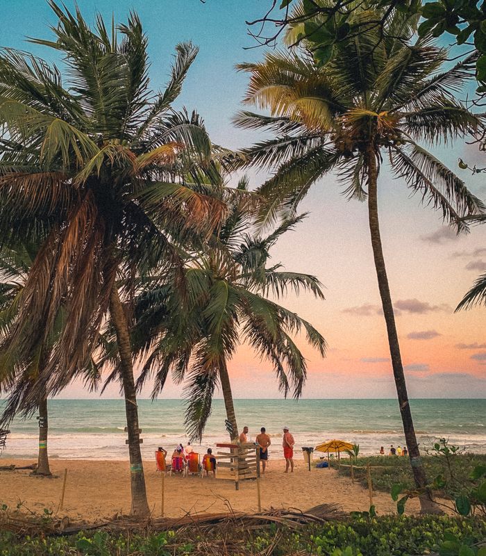 Cena de praia ao entardecer na Paraíba