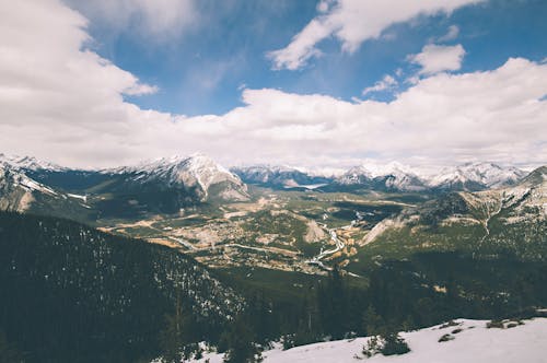 Gratis Montañas Cubiertas De Nieve Verde Y Blanca Foto de stock