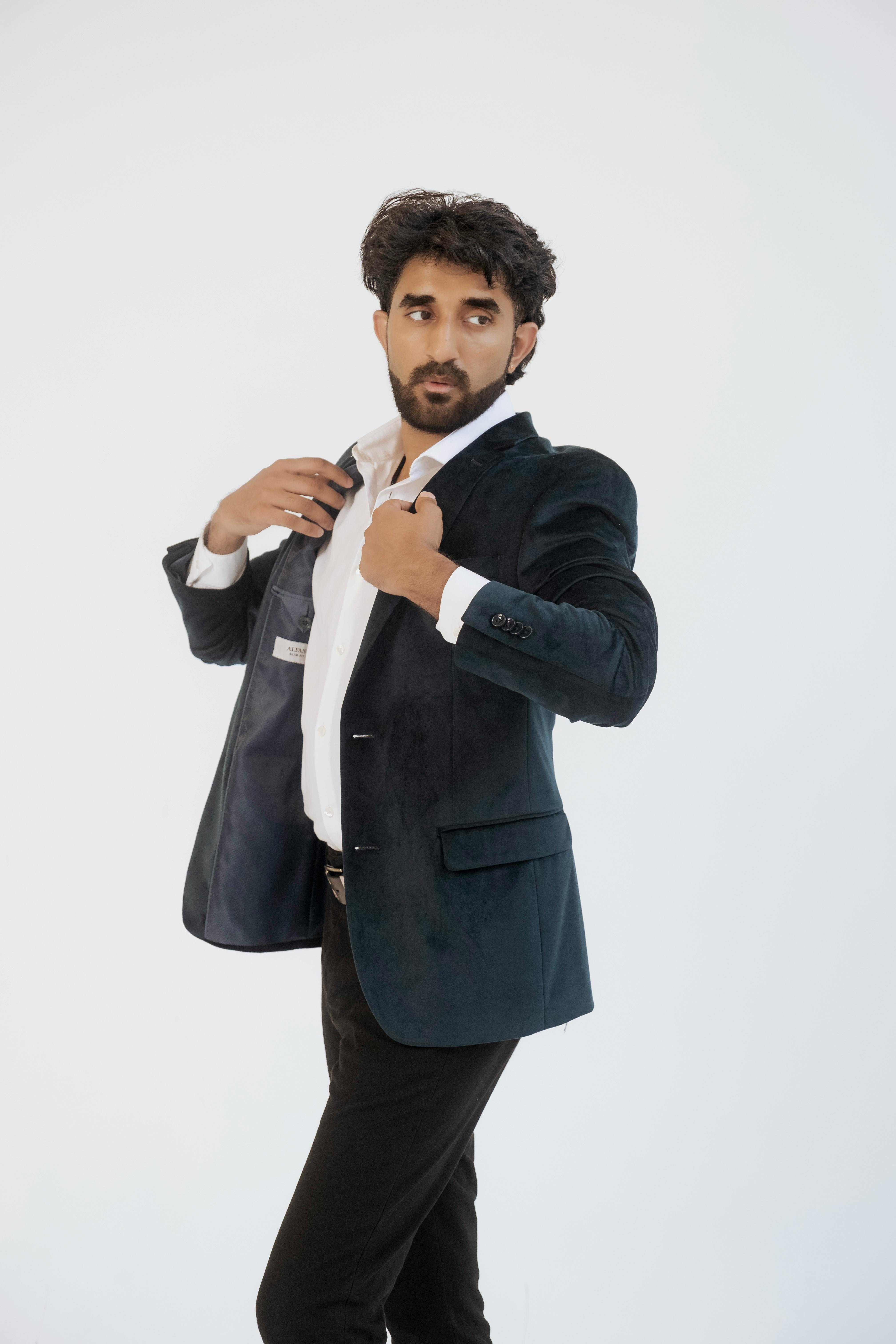 무료 정장 차림의 세련된 청년이 포즈를 취하고 있다 스톡 사진