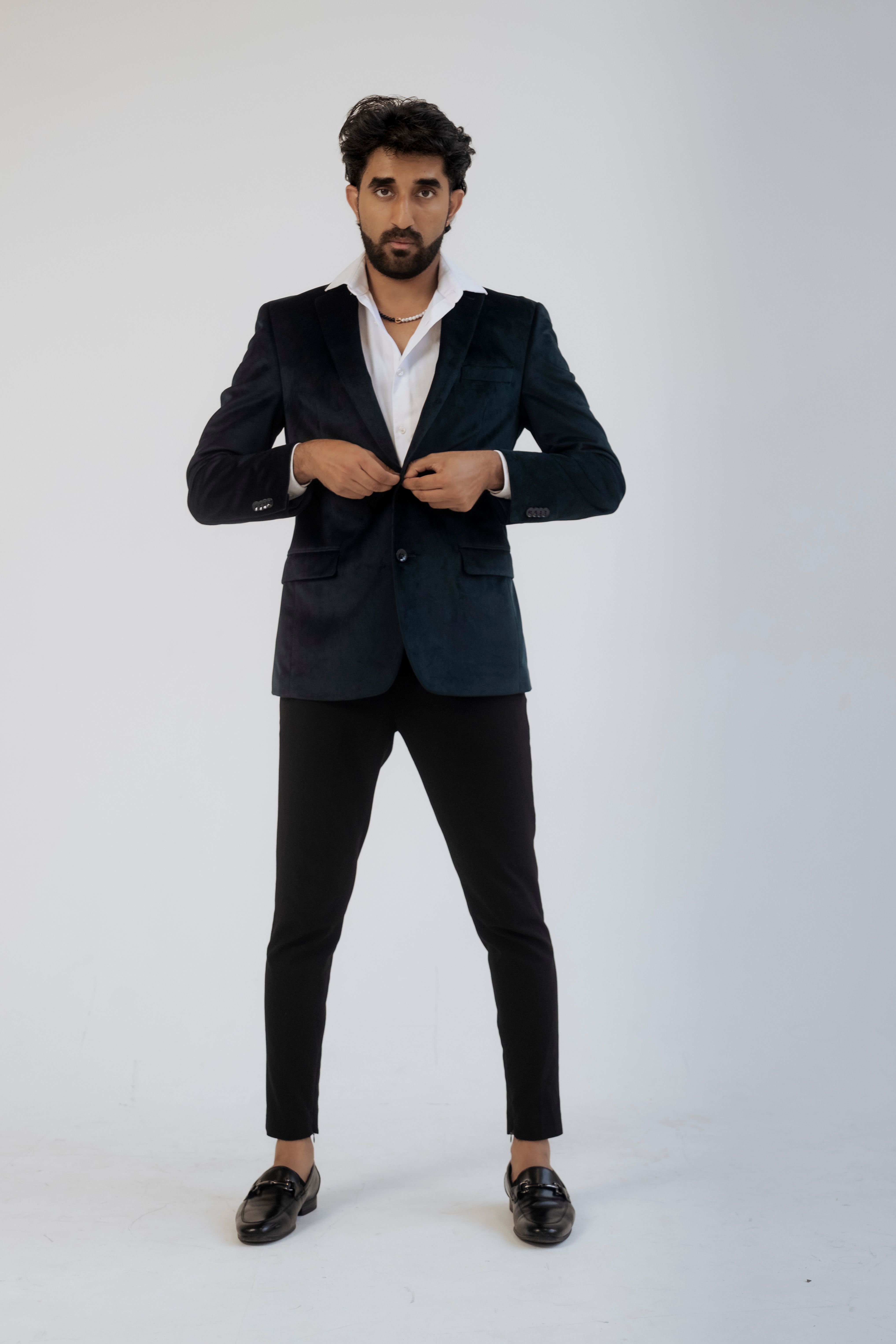 Joven Confiado Con Traje Negro Formal · Foto de stock gratuita
