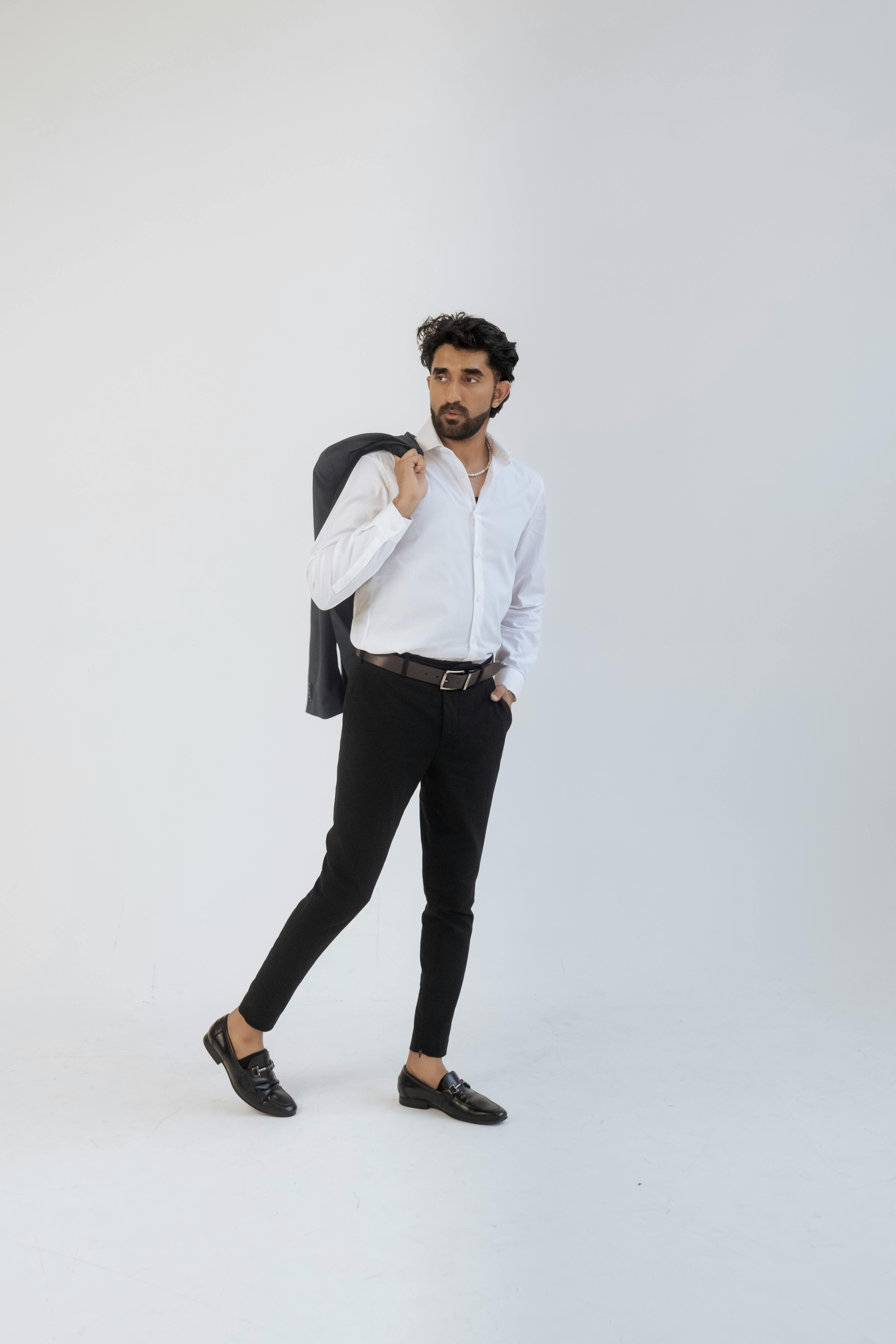 무료 세련된 옷차림으로 포즈를 취하는 우아한 남자 스톡 사진