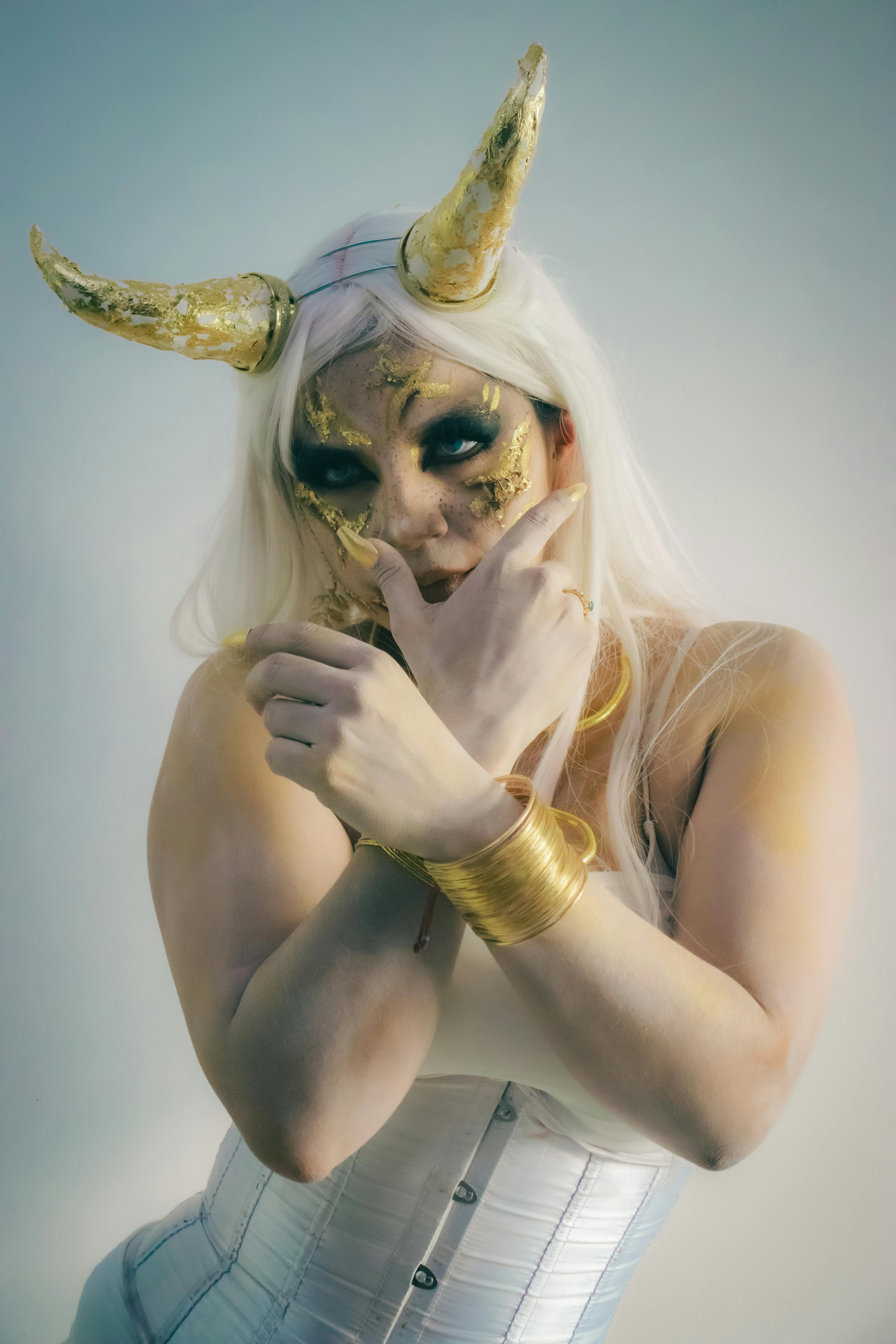 grátis Mulher Com Chifres Míticos Com Maquiagem Artística Foto profissional